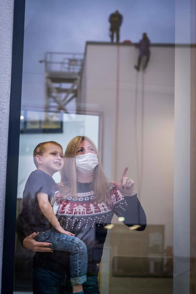 edinburgh tree surgeons work at childrens hospital for charity.